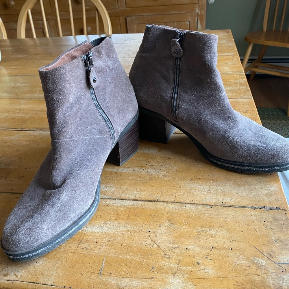 Gentle Souls by Kenneth Cole grey suede boots, size 10 - Picture 2 of 5
